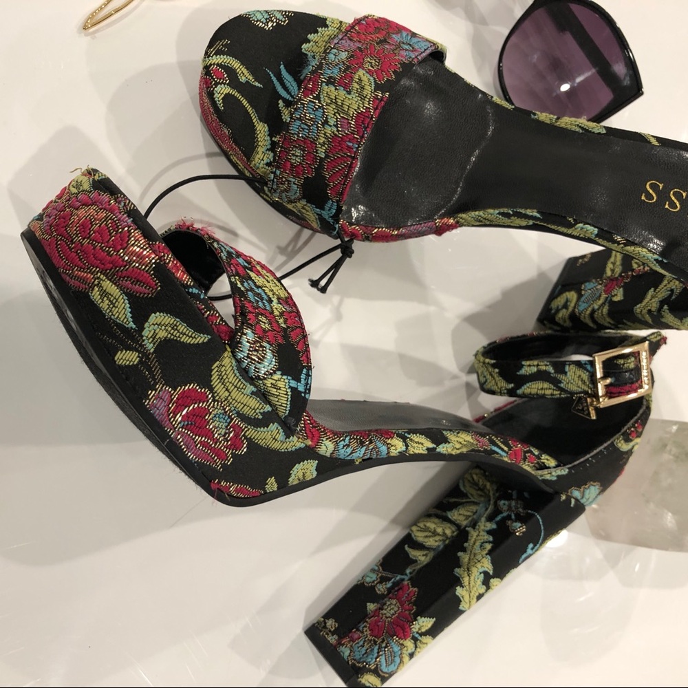 NWT Guess Floral Heels - Picture 4 of 4